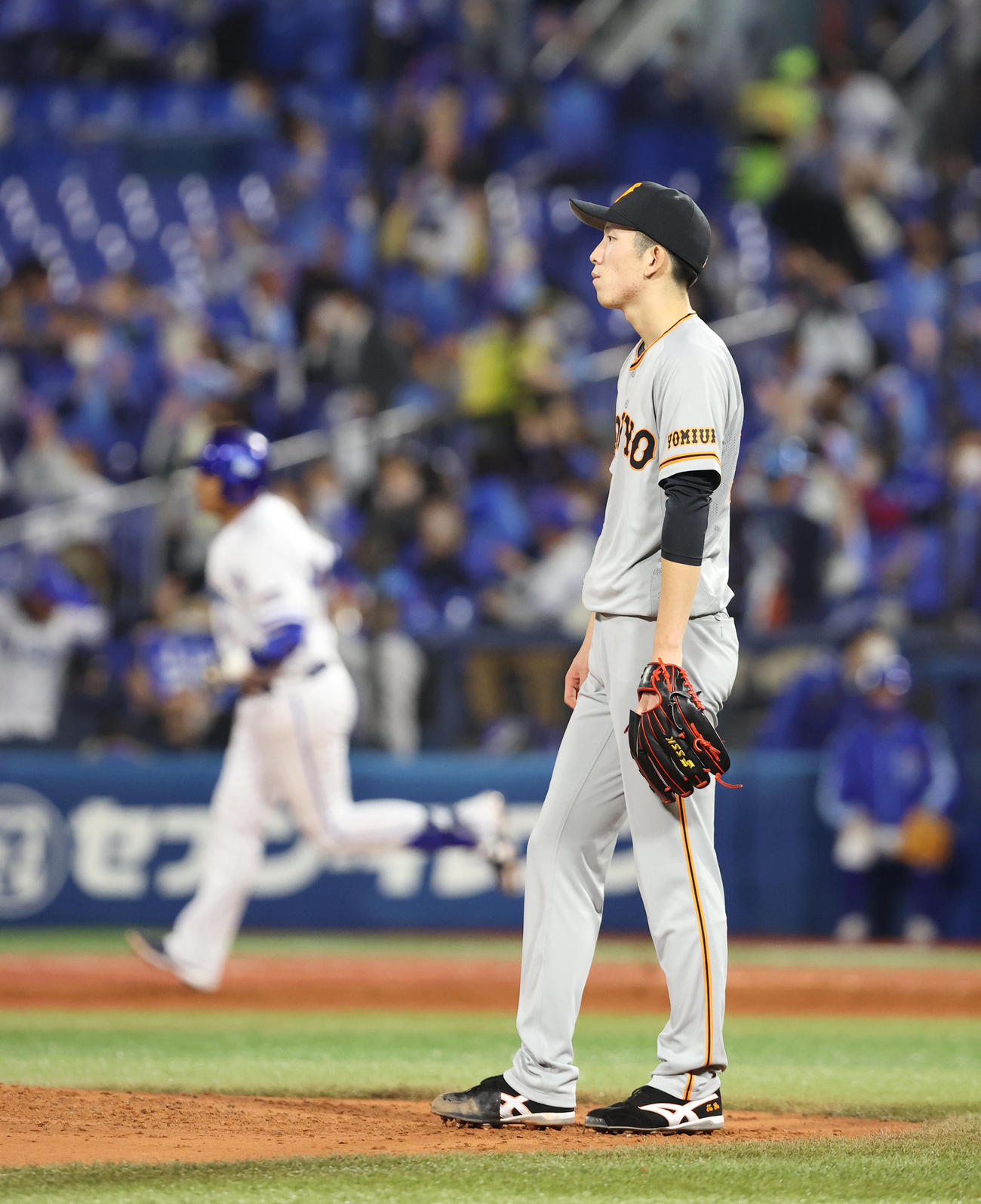 DeNA対巨人　5回裏DeNA2死満塁、ロペス（左）に満塁本塁打を浴びぼうぜんと打球方向を見つめる戸郷（撮影・垰建太）