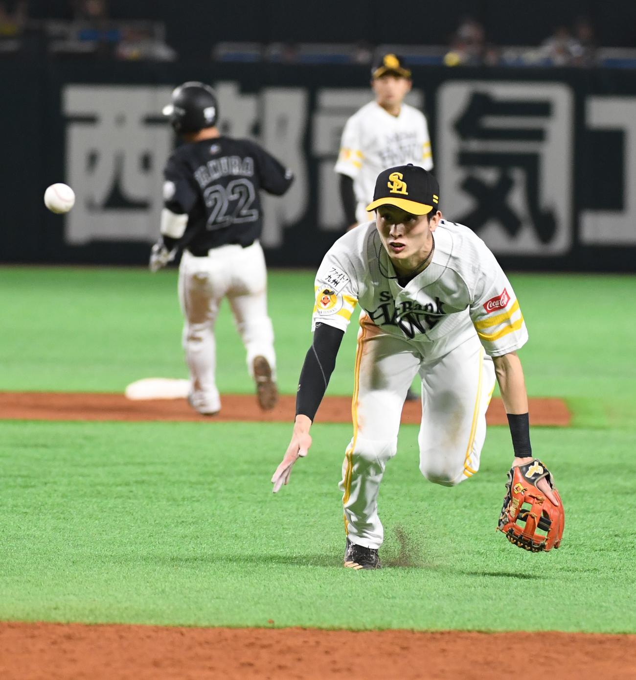 ソフトバンク対ロッテ　5回表ロッテ1死一、二塁、藤原恭大の二塁ゴロを一塁に送球する二塁手の周東佑京（撮影・今浪浩三）