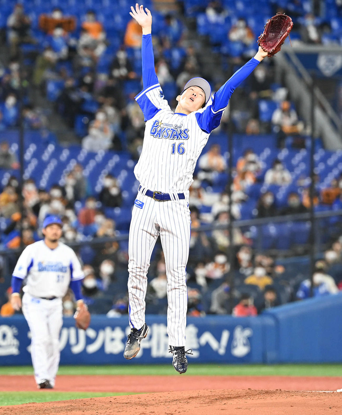 DeNA対巨人　2回表巨人2死、大貫は吉川尚の二塁内野安打に反応してジャンプ（撮影・山崎安昭）