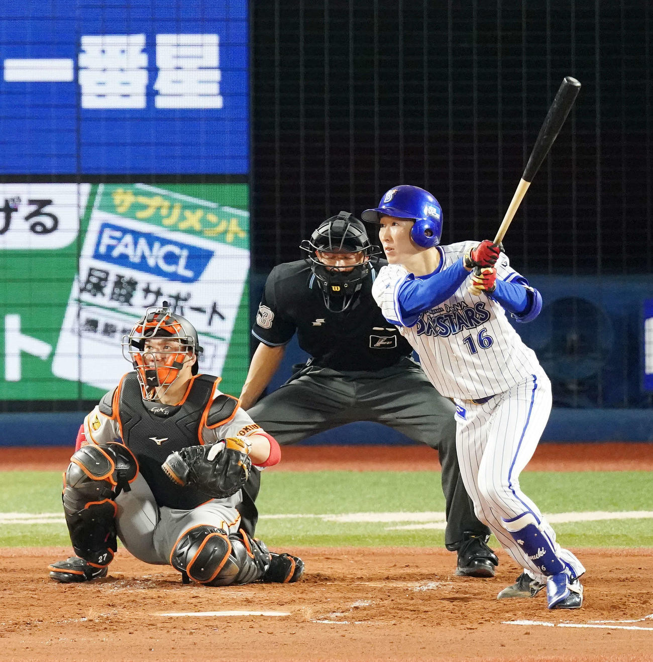 DeNA対巨人　3回裏DeNA無死、右前打を放つ大貫（撮影・江口和貴）