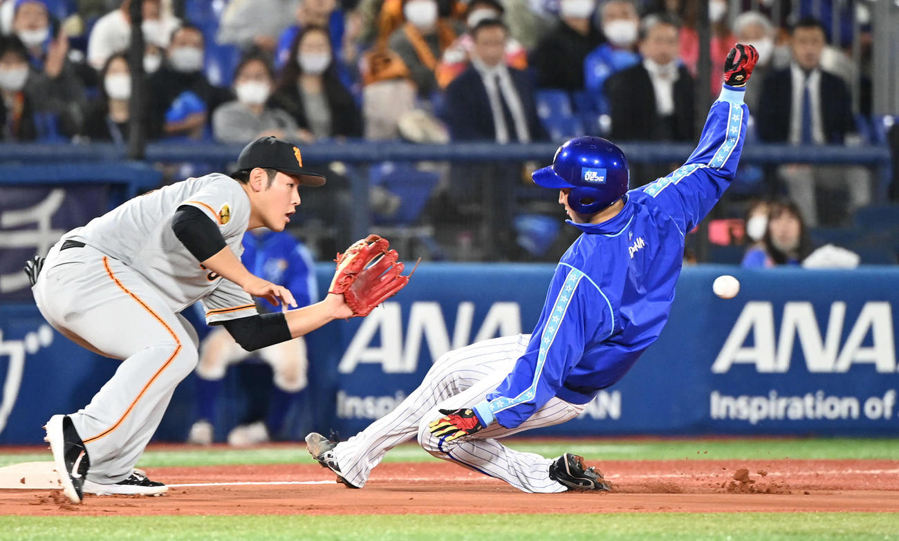 DeNA対巨人　3回裏DeNA無死一塁、大貫（右）は戸柱の右前打で三塁へ進む。三塁手岡本（撮影・山崎安昭）