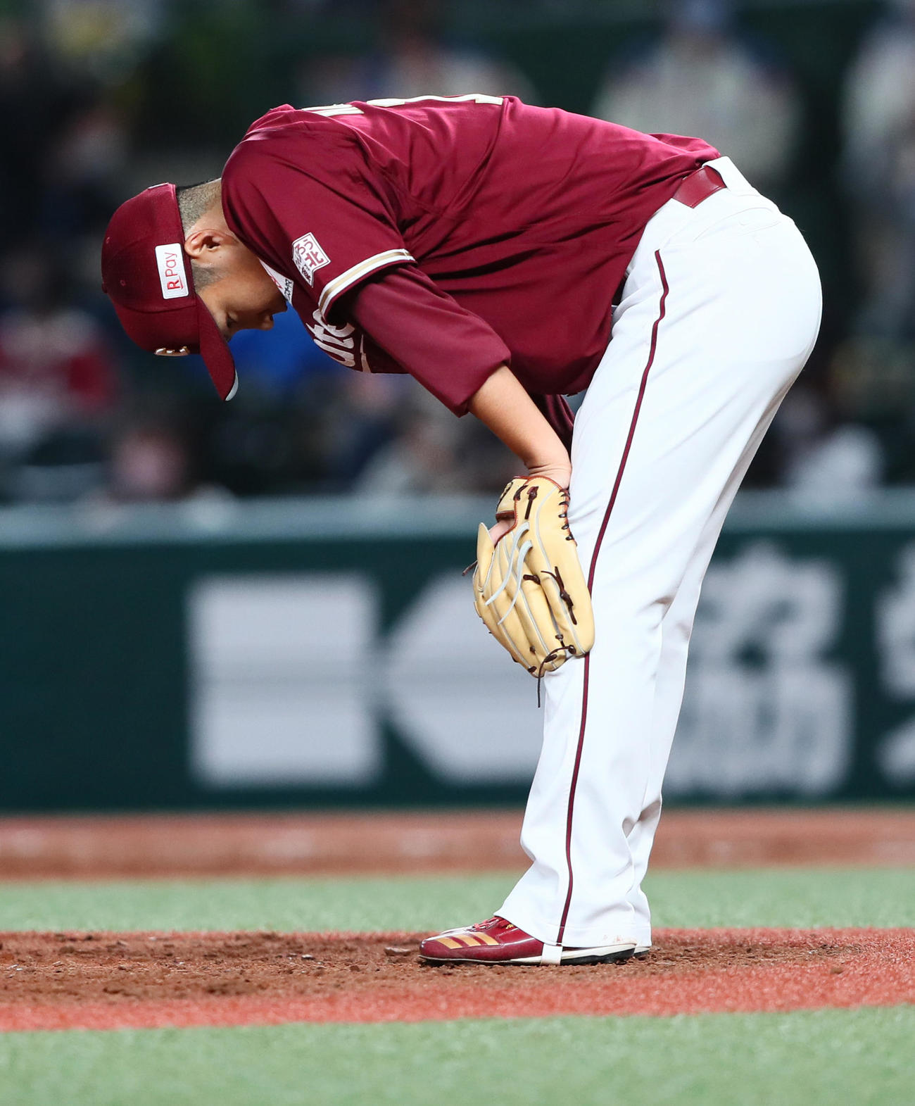 西武対楽天　5回裏西武1死二、三塁、森に中越え3点本塁打を浴びがっくりとうつむく則本昂（撮影・足立雅史）
