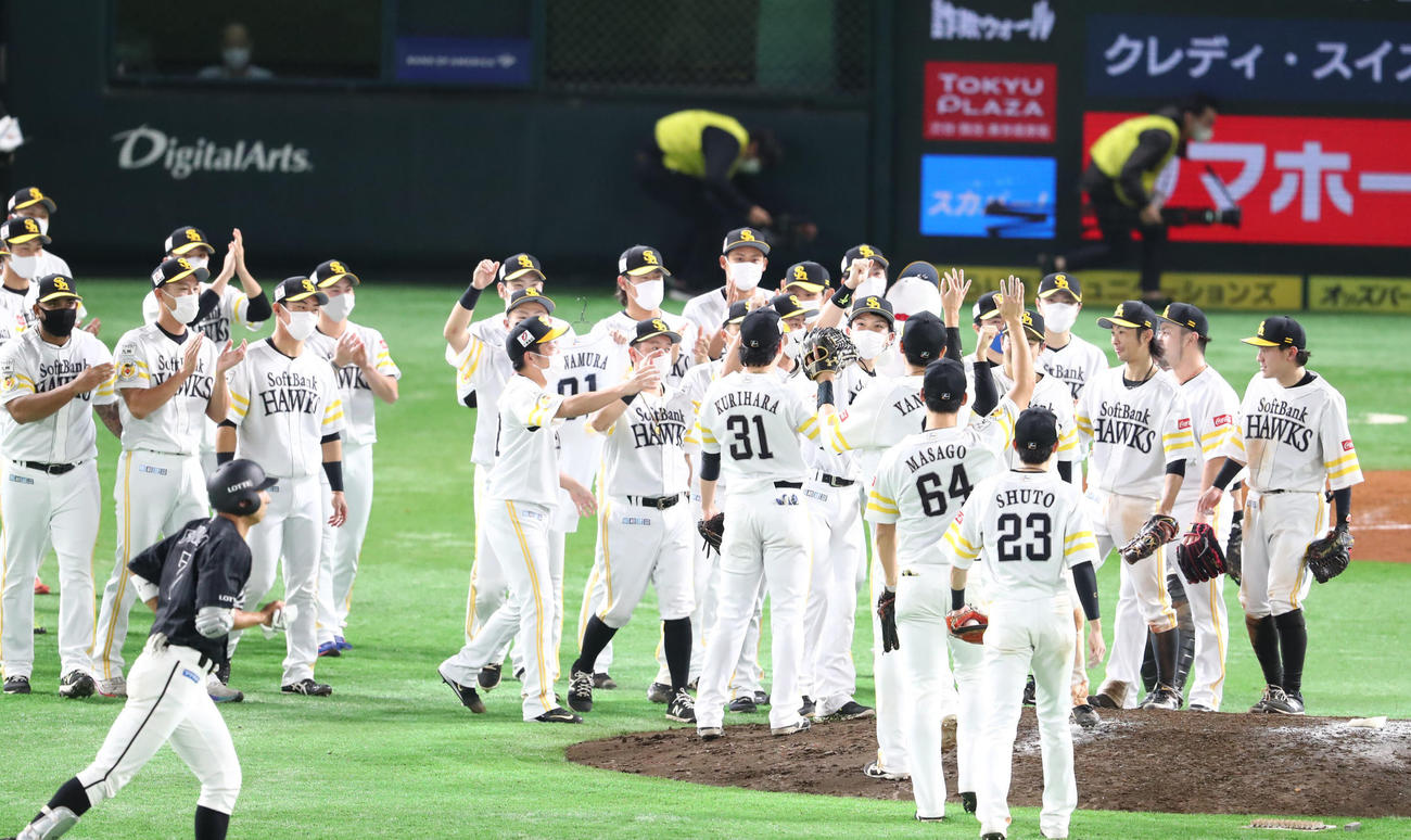 ソフトバンク対ロッテ　リーグ優勝を飾ったソフトバンクナインは歓喜の表情（撮影・梅根麻紀）