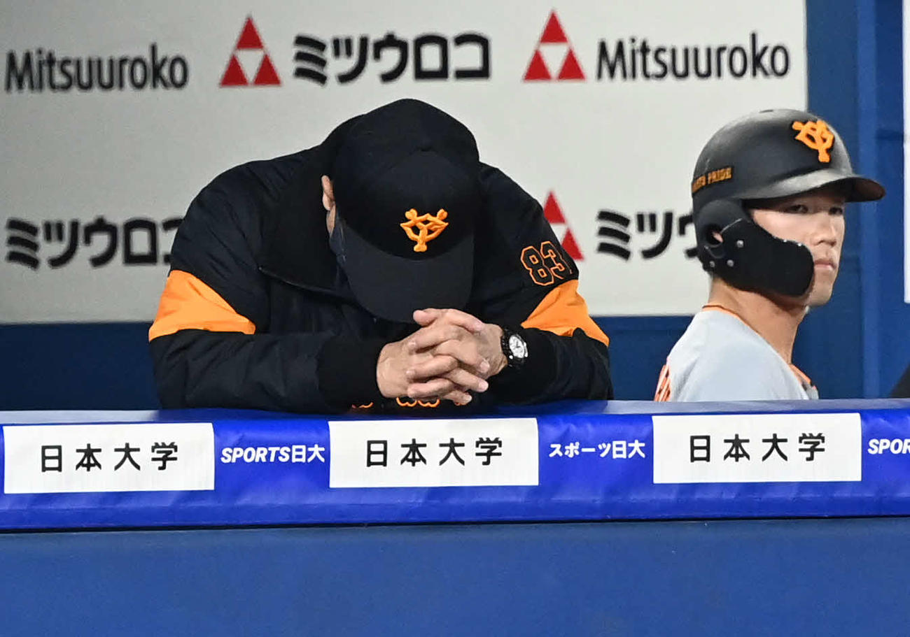 DeNA対巨人　劣勢の展開にベンチで下を向く巨人原監督（左）（撮影・山崎安昭）