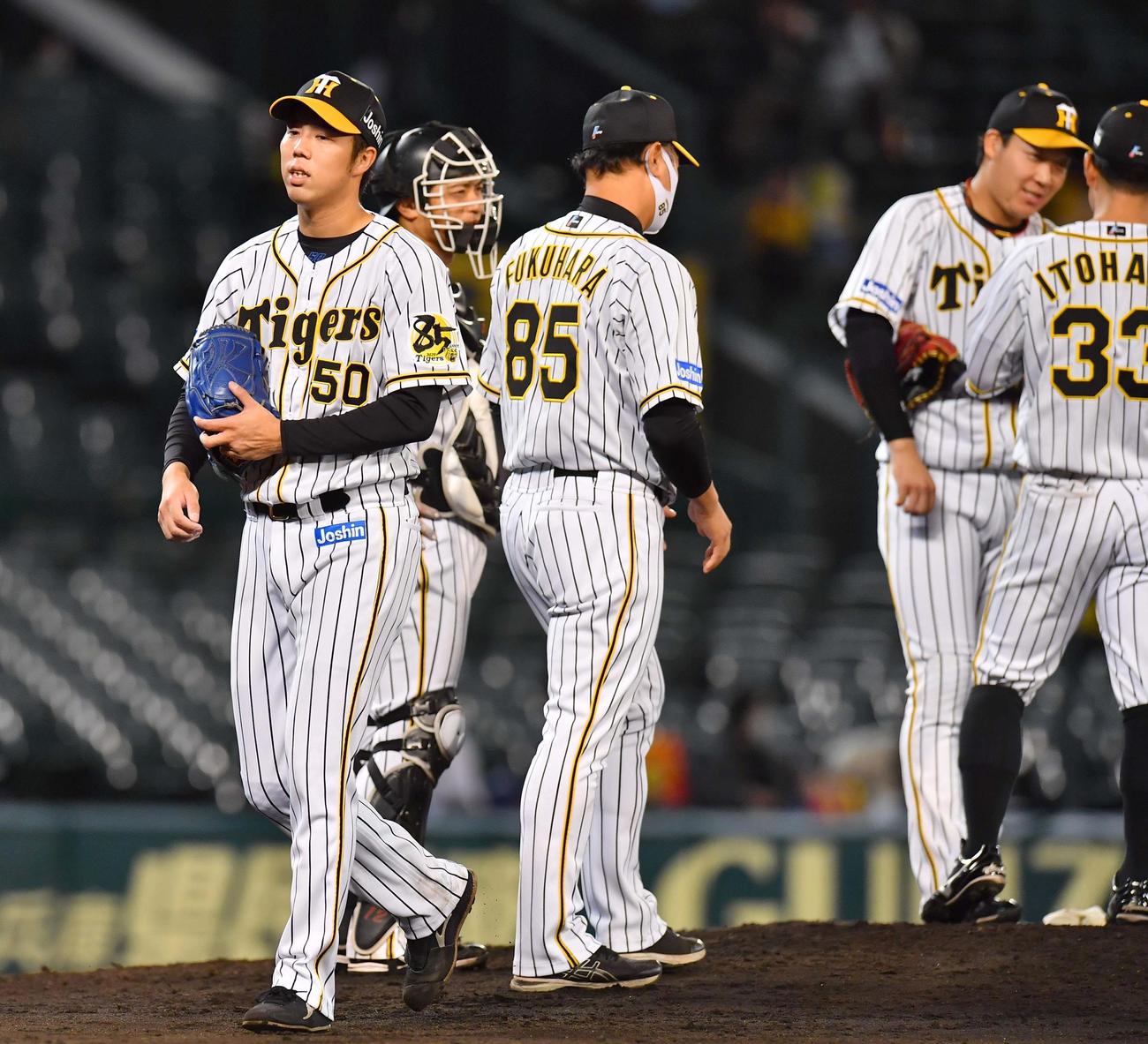 阪神対中日　8回表中日無死一塁、8回途中1失点で降板する青柳晃洋（撮影・上田博志）