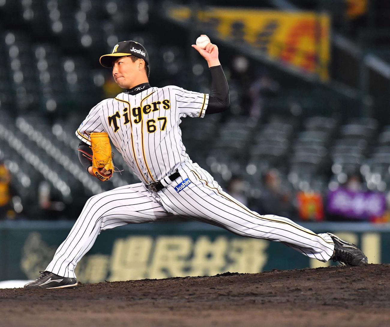 阪神対中日　阪神2番手の岩崎優（撮影・上田博志）