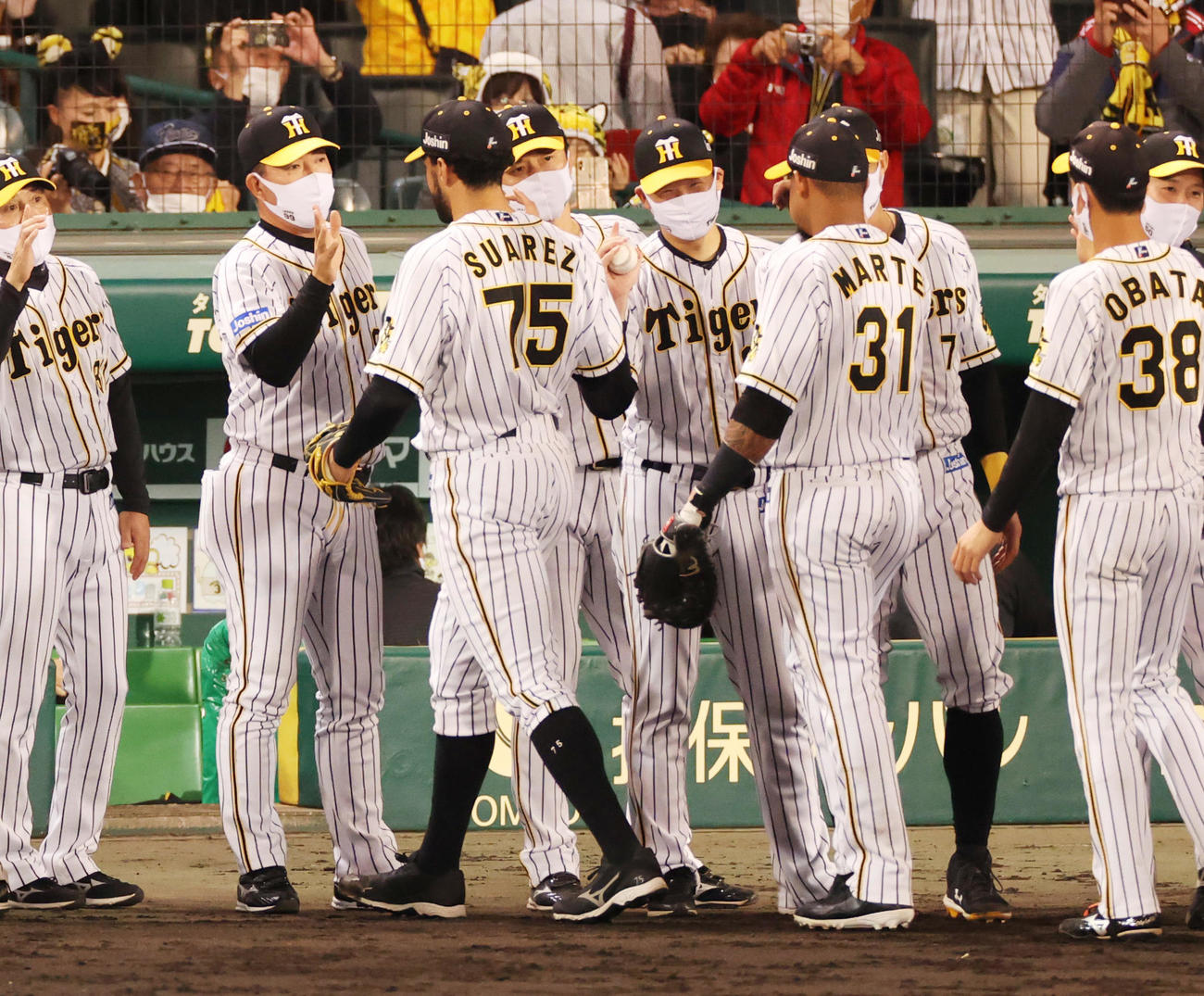 阪神対中日　ロベルト・スアレスからウイニングボールを受け取る勝利投手の岩崎優（中央）（撮影・清水貴仁）