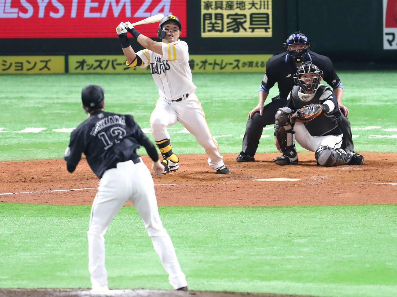 ソフトバンク対ロッテ　5回裏ソフトバンク1死三塁、中村晃は先制の中犠飛を放つ。投手石川（撮影・梅根麻紀）
