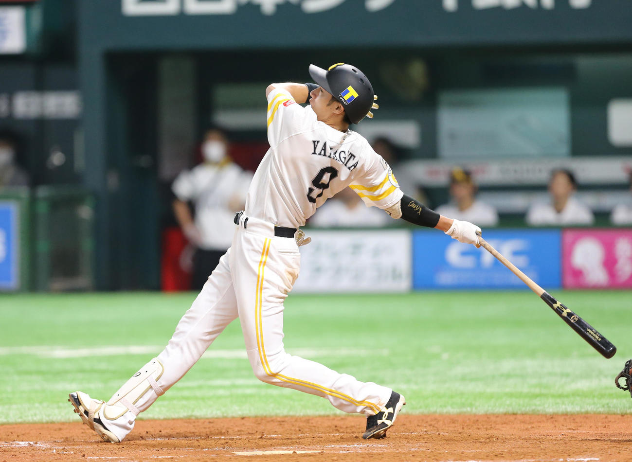 ソフトバンク対ロッテ　7回裏ソフトバンク2死、中前打を放つ柳田（撮影・菊川光一）