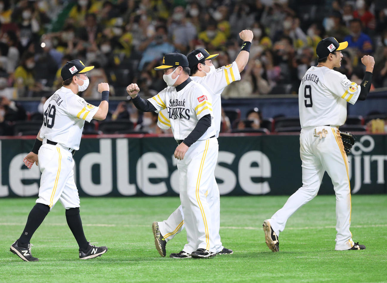ソフトバンク対ロッテ　優勝し、柳田とタッチをかわす工藤監督（撮影・菊川光一）