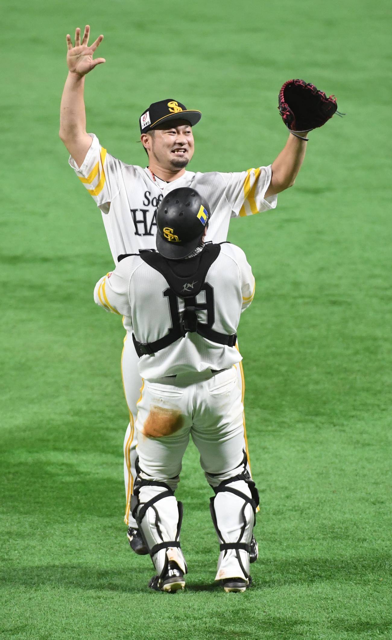 ソフトバンク対ロッテ　3年ぶりのリーグ優勝を決め捕手の甲斐拓也と抱き合う森唯斗（撮影・今浪浩三）