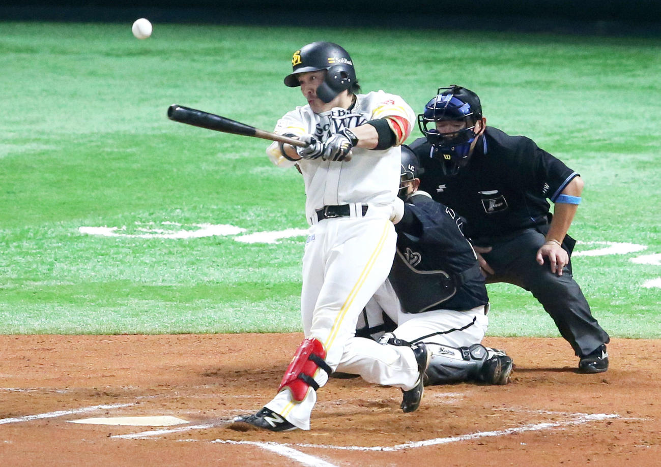 ソフトバンク対ロッテ　6回裏ソフトバンク2死三塁、甲斐は左越え2点本塁打を放つ（撮影・上山淳一）