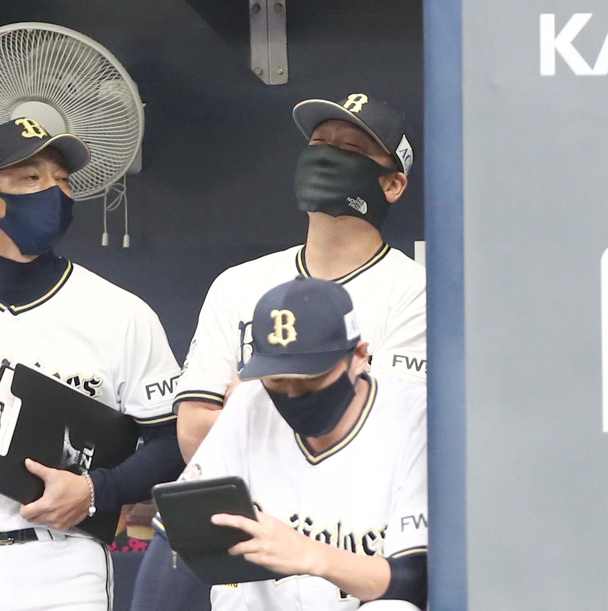 オリックス対日本ハム　ベンチで渋い表情の中嶋監督代行（右後方）（撮影・黒川智章）
