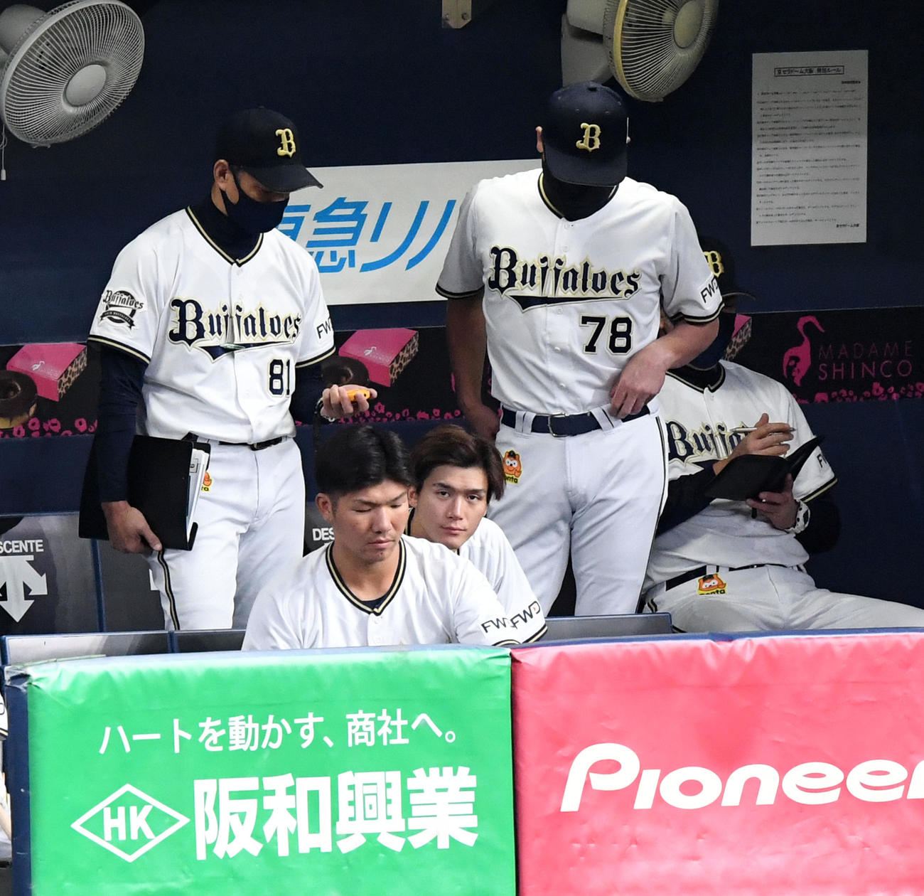 オリックス対日本ハム18回戦　日本ハムに敗れベンチでがっくりする中嶋聡監督代行（右）（撮影・前岡正明）