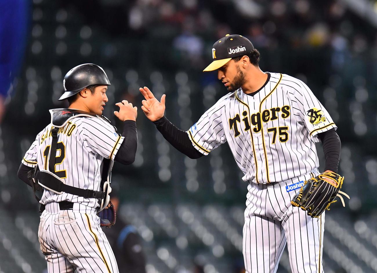 阪神対中日　中日に勝利し坂本誠志郎（左）と喜び合うロベルト・スアレス（撮影・上田博志）