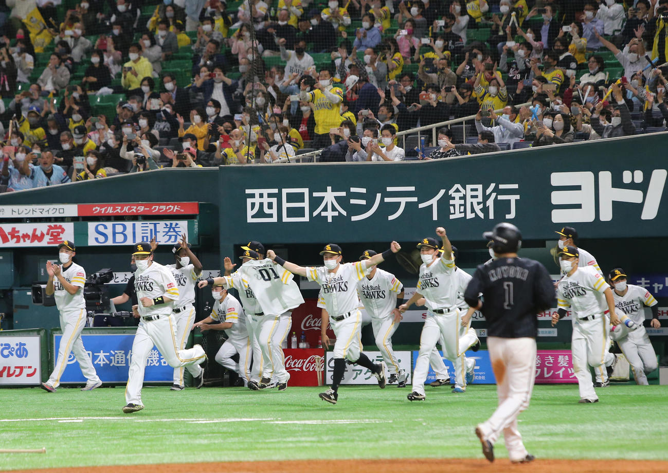 ソフトバンク対ロッテ　優勝の瞬間、ベンチを飛び出すソフトバンクの選手たち（撮影・菊川光一）