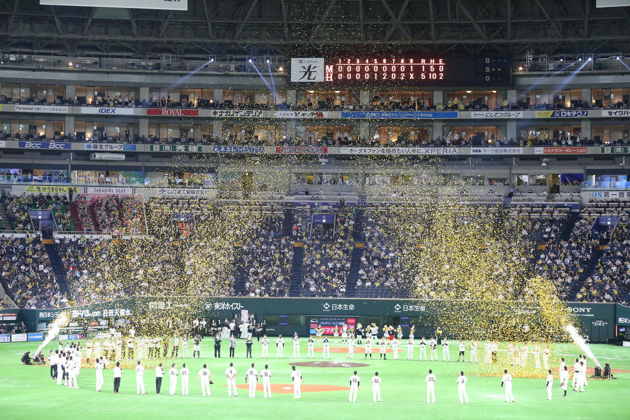 ソフトバンク対ロッテ　リーグ優勝を飾り喜ぶソフトバンクナイン（撮影・梅根麻紀）