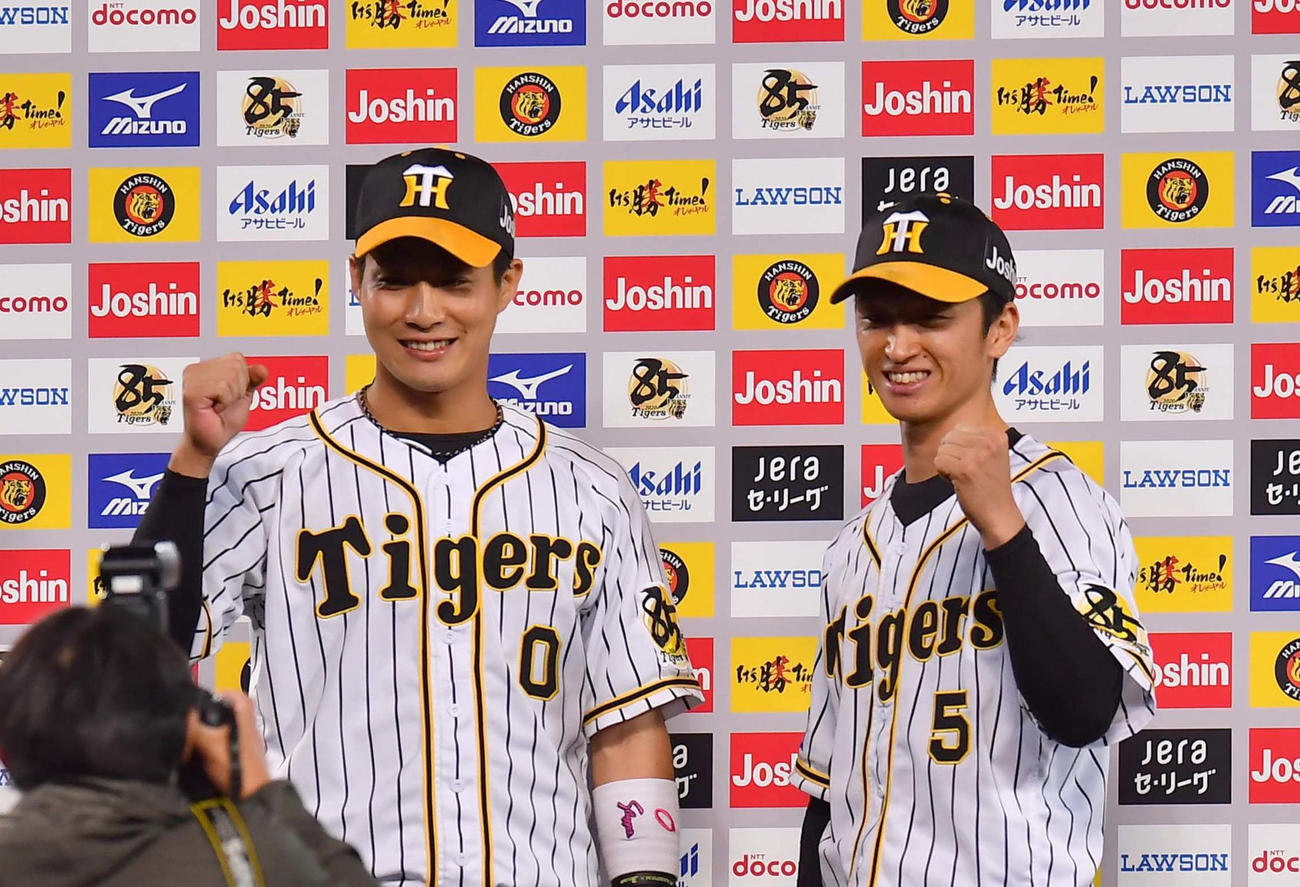 阪神対中日　お立ち台でガッツポーズする近本（右）と木浪（撮影・上田博志）