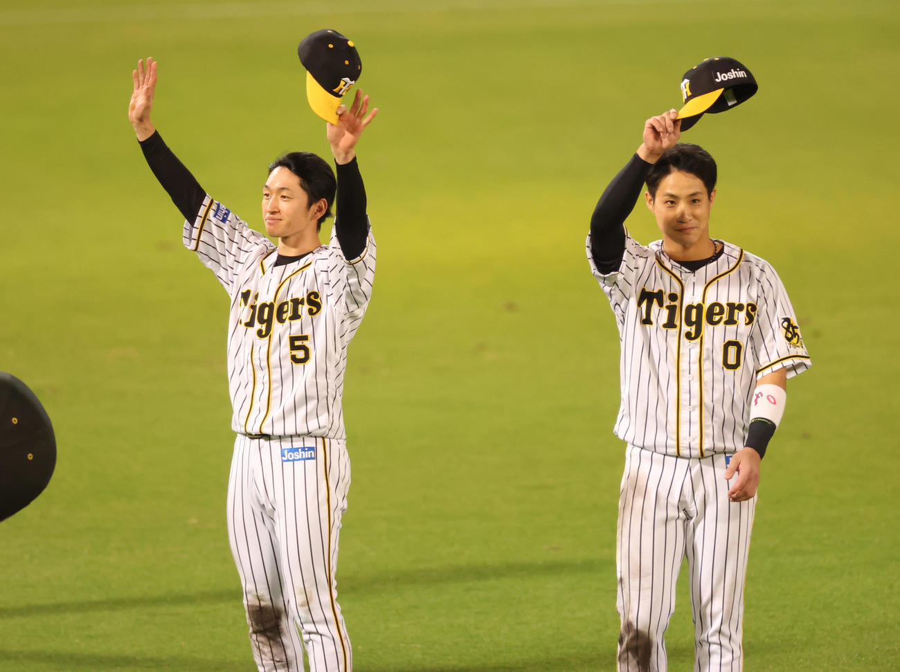 阪神対中日　快勝しファンに手を振る打のヒーローの近本（左）と木浪（撮影・清水貴仁）