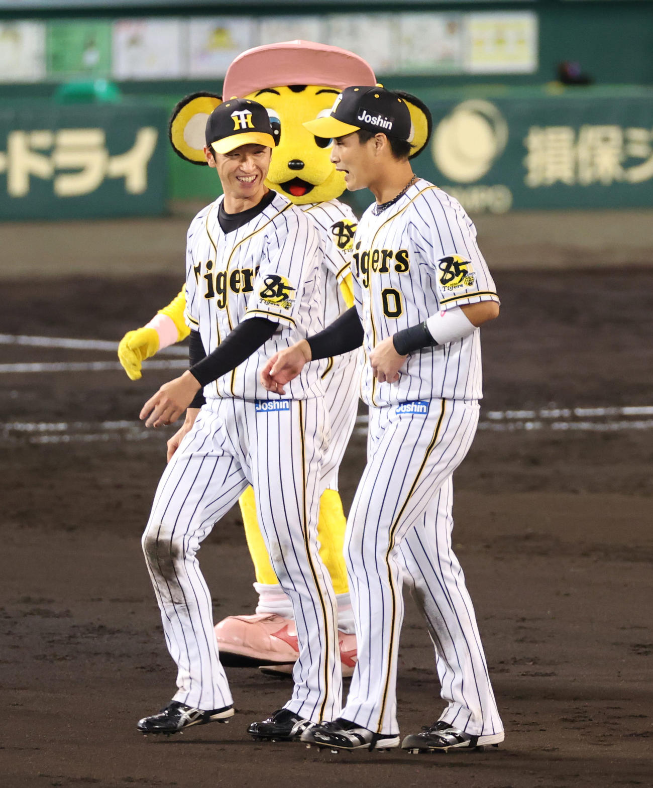 阪神対中日　快勝しファンへのあいさつに向かう打のヒーロー近本（左）と木浪（撮影・清水貴仁）