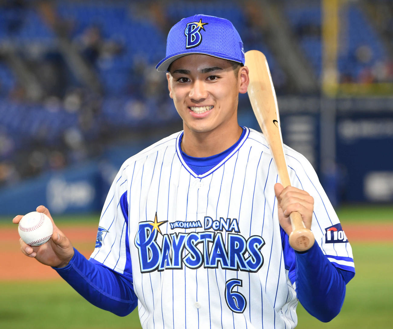 DeNA対巨人　プロ初打席で初安打となる二塁打を放った森は記念球を手に笑顔（撮影・山崎安昭）