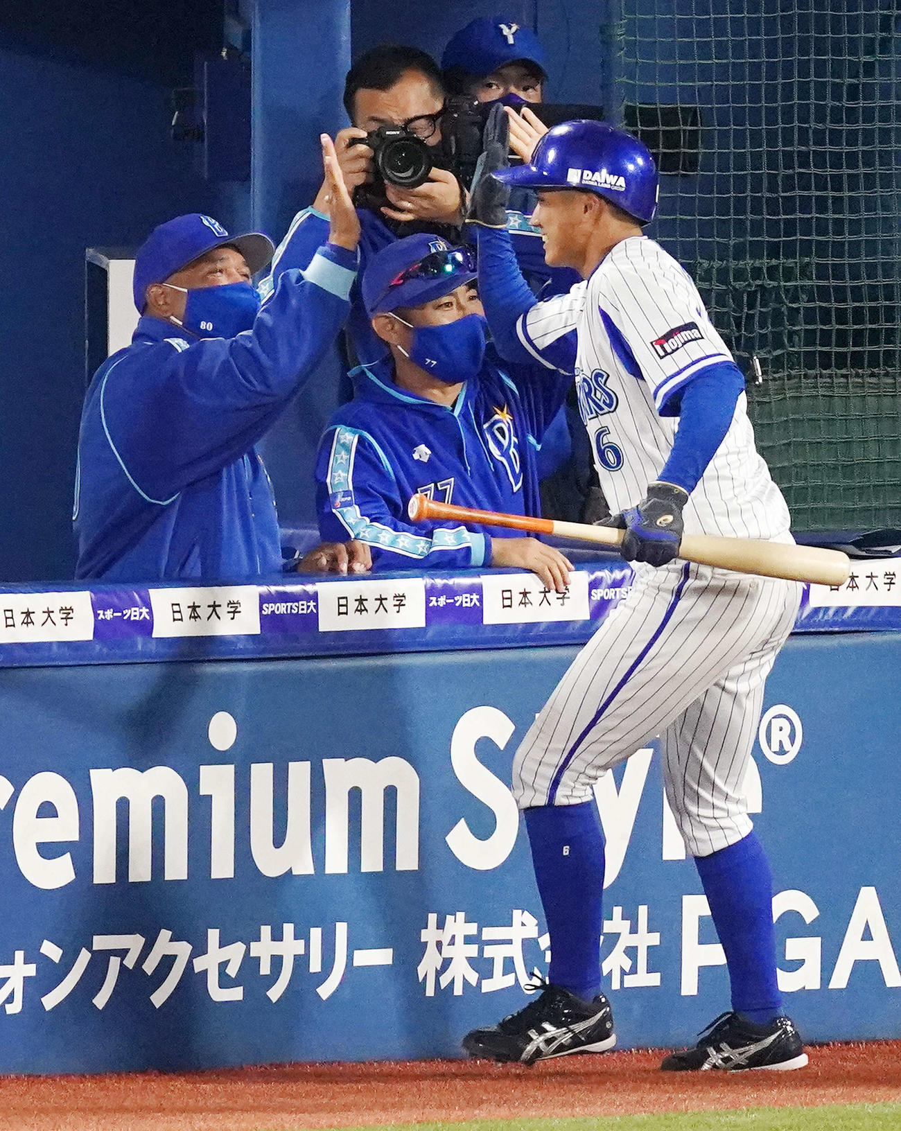 DeNA対巨人　8回裏DeNA1死二、三塁、大和の2点適時三塁打で生還した森（右）とタッチをかわすラミレス監督（撮影・江口和貴）