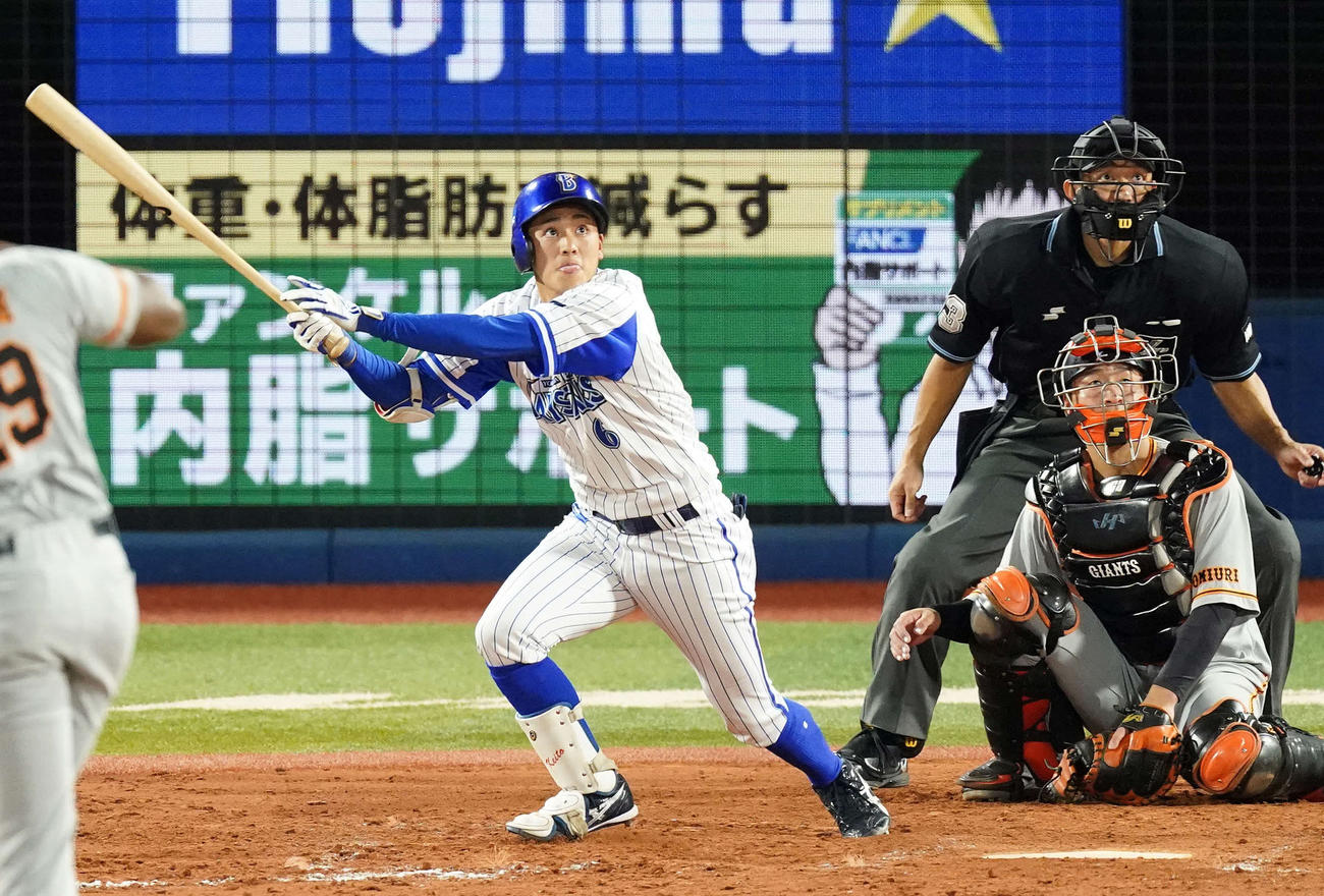 DeNA対巨人　8回裏DeNA1死、プロ初安打となるフェンス直撃二塁打を放つ森（撮影・江口和貴）
