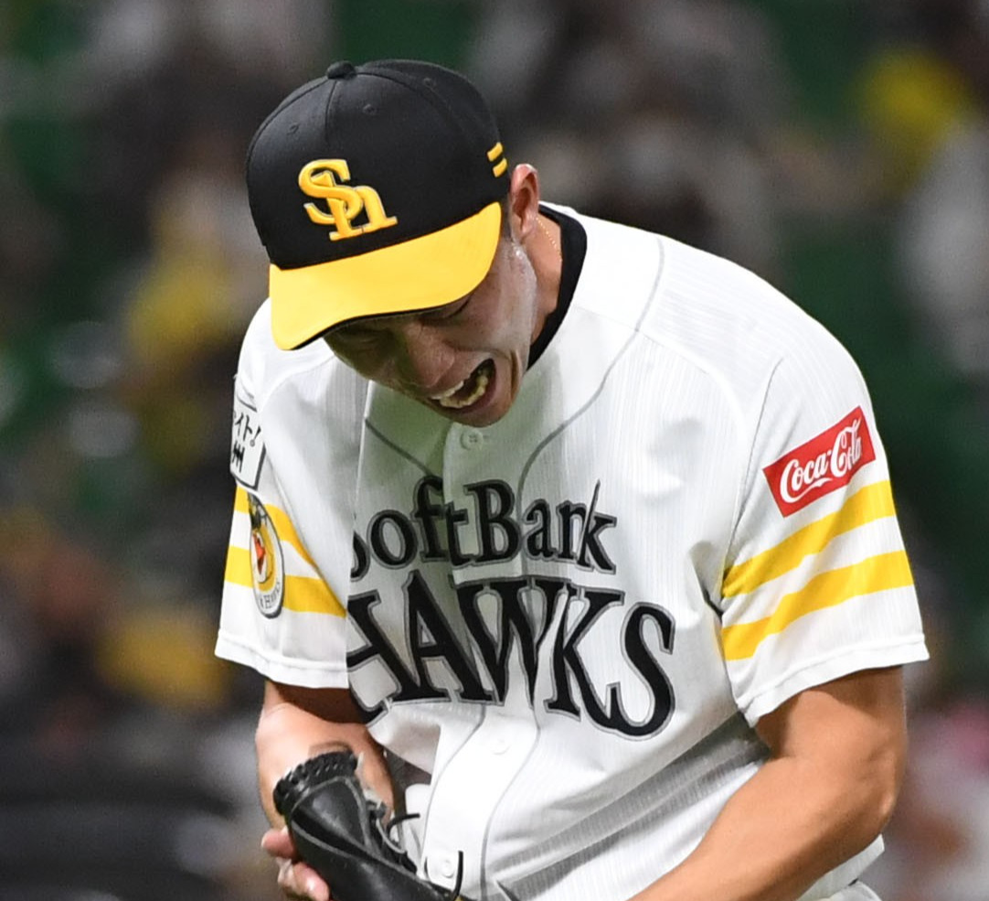 ソフトバンク対ロッテ　7回表ロッテ2死一、二塁、代打角中勝也を三振に仕留め手をたたく岩崎翔（撮影・今浪浩三）