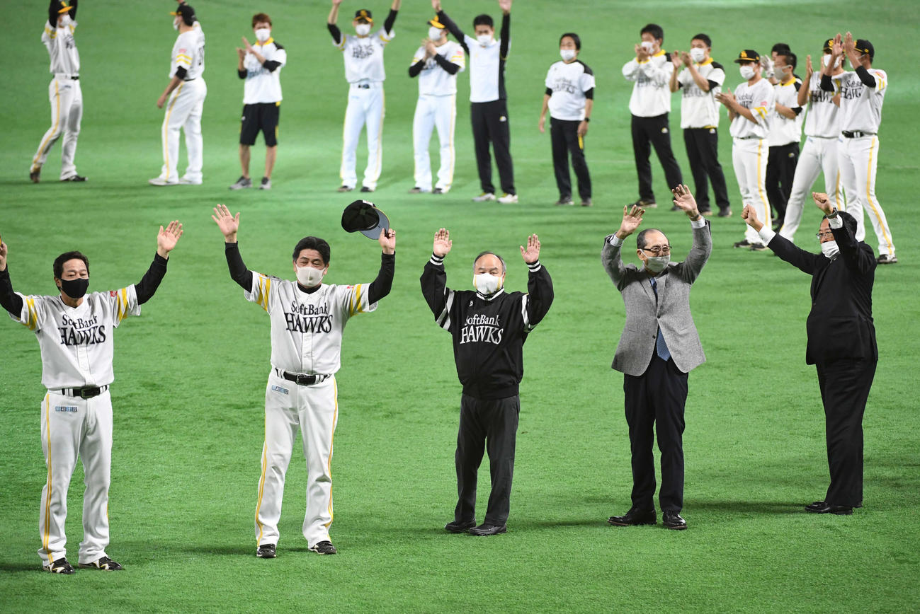 3年ぶりのリーグ優勝を決め万歳する工藤監督、孫正義オーナー、王球団会長（撮影・今浪浩三）