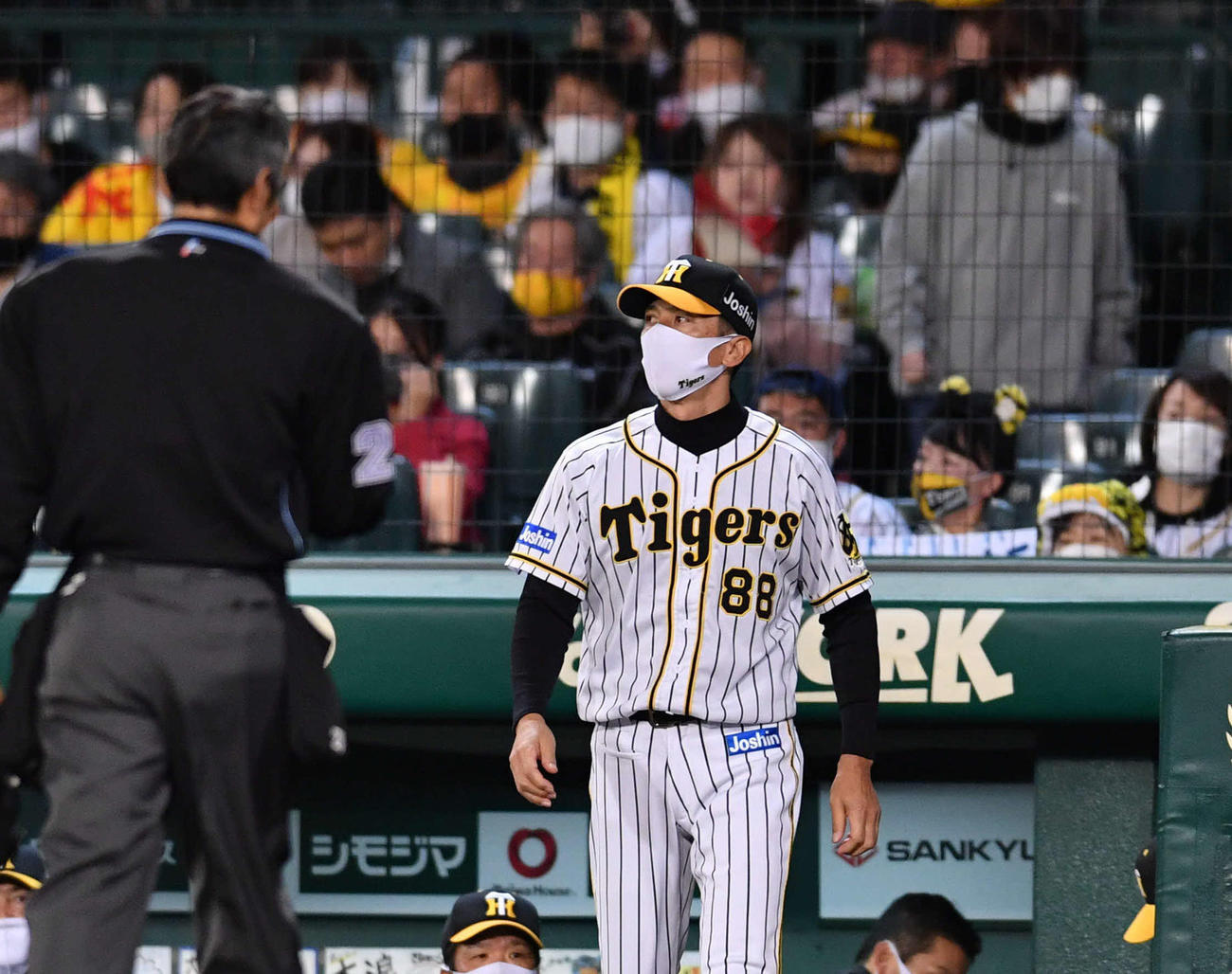 阪神対中日　8回表中日無死一塁、溝脇が代打に送られた場面で投手の交代を告げる矢野監督（撮影・岩下翔太）