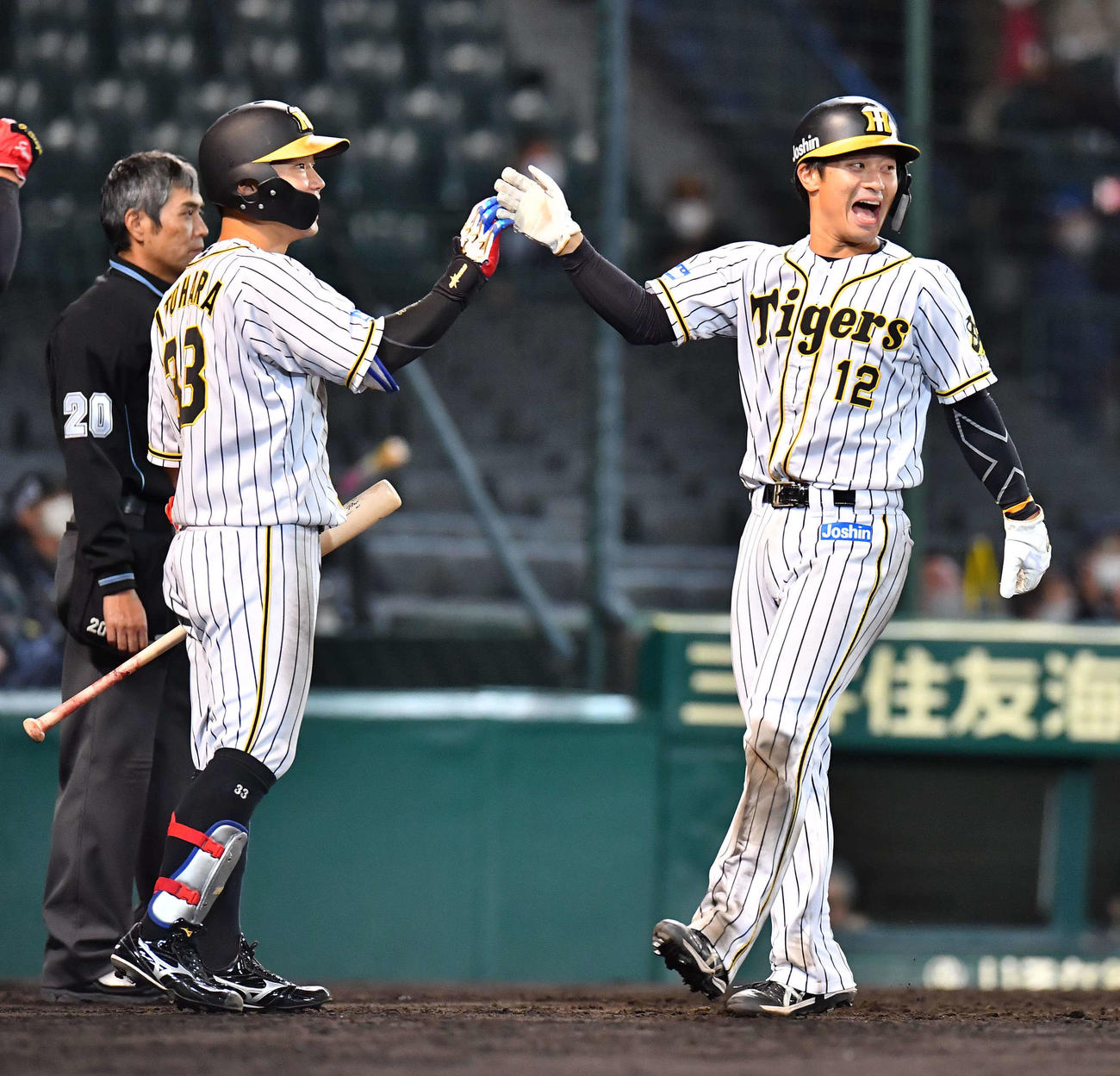 阪神対中日　8回裏阪神2死二、三塁、近本光司の勝ち越し適時三塁打で生還し糸原健斗（左）と笑顔でハイタッチする坂本誠志郎（撮影・上田博志）