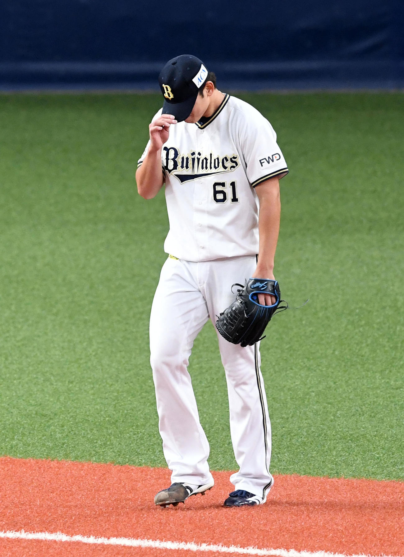 オリックス対日本ハム　6回表日本ハム1死一、三塁、渡辺に左前適時打を打たれがっくりする榊原（撮影・前岡正明）