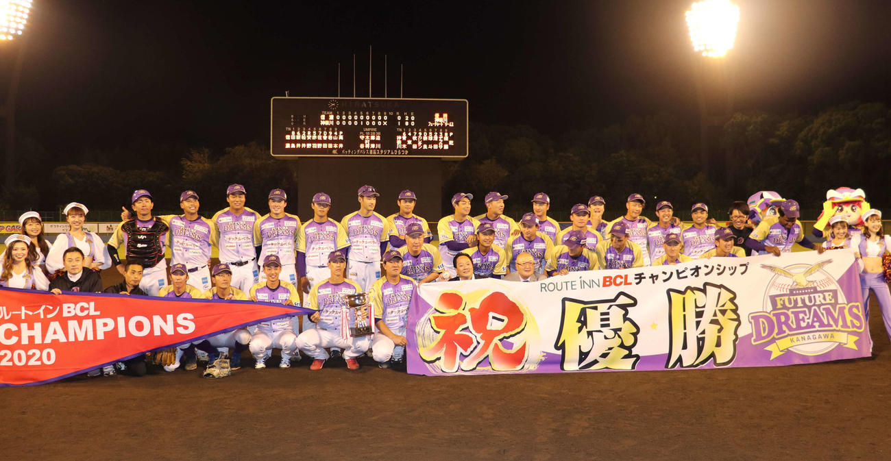BCリーグ優勝を喜ぶ神奈川の選手たち（撮影・小早川宗一郎）