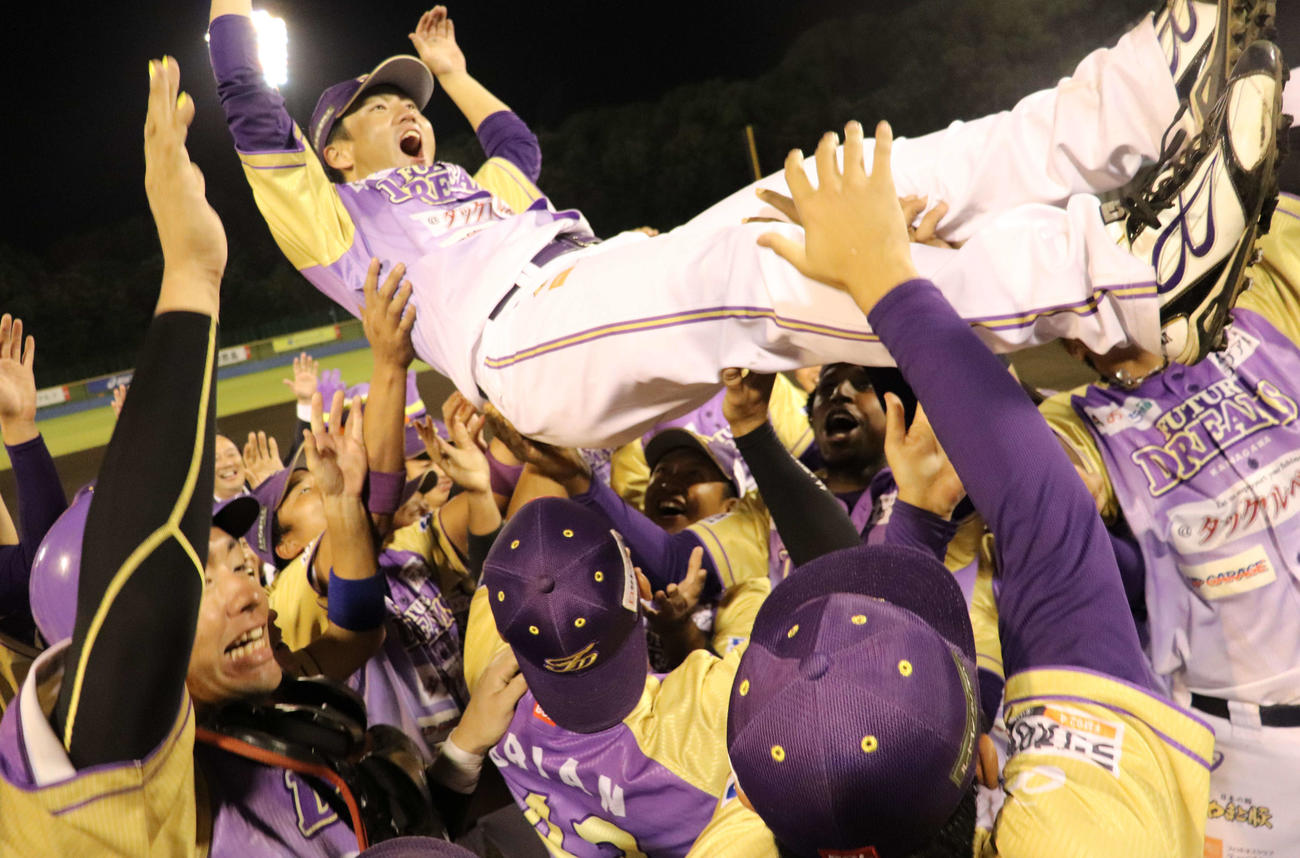 BCリーグ優勝を喜ぶ神奈川の選手たち（撮影・小早川宗一郎）