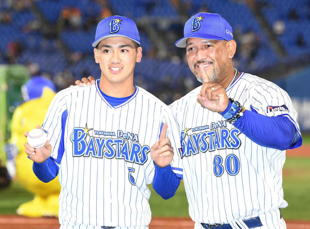 DeNA対巨人　プロ初打席で初安打となる二塁打を放った森はラミレス監督と記念撮影（撮影・山崎安昭）