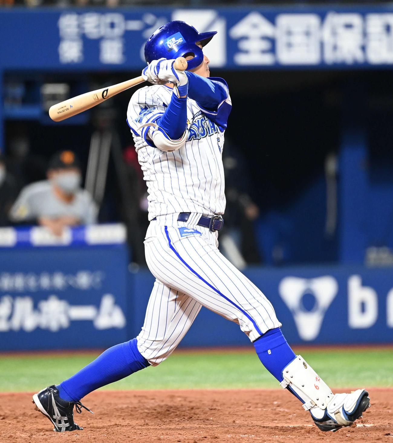 DeNA対巨人　8回裏DeNA1死、代打森は左翼へ二塁打を放つ（撮影・山崎安昭）