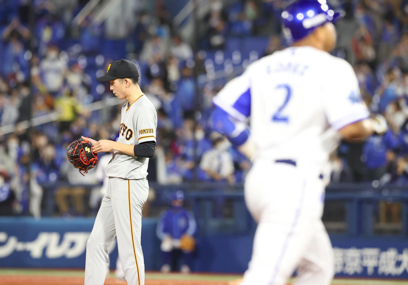 DeNA対巨人　5回裏DeNA2死満塁、ロペス（手前）に満塁本塁打を浴びうつむく戸郷（撮影・垰建太）