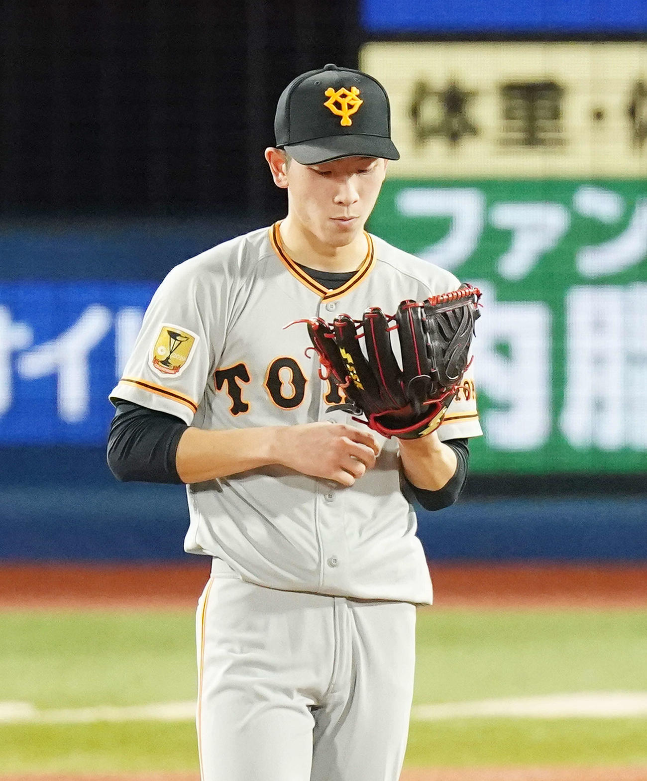 DeNA対巨人　5回裏DeNA2死満塁、ロペスに満塁本塁打を浴びグラブを見つめる戸郷（撮影・江口和貴）