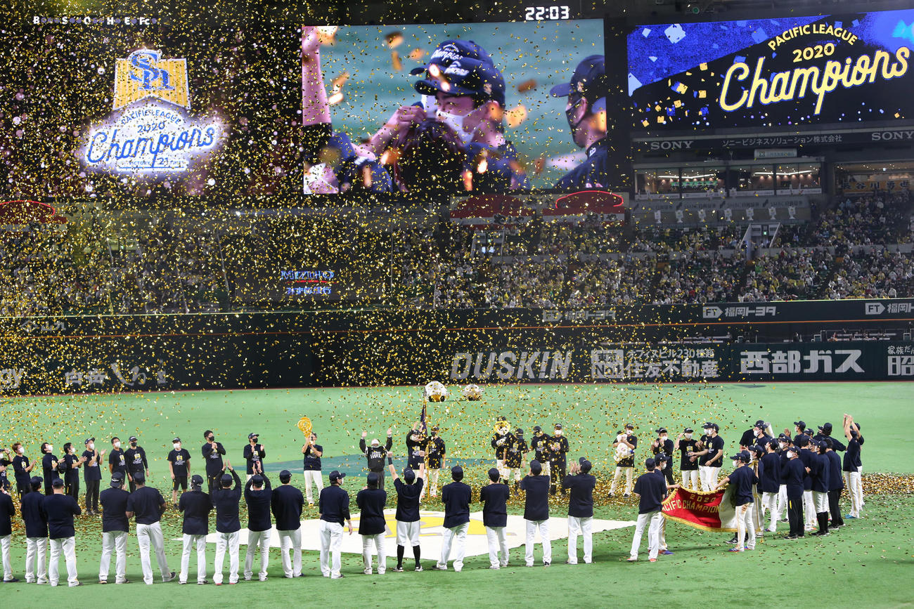 ソフトバンク対ロッテ　場内1周後の円陣で優勝を満喫するソフトバンクの選手たち（撮影・菊川光一）