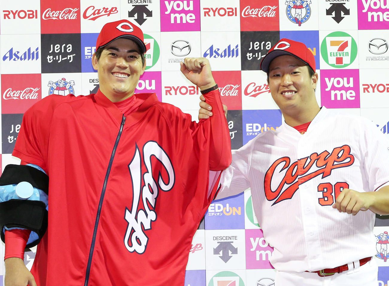 お立ち台でポーズを決める九里（左）と塹江（撮影・加藤孝規）