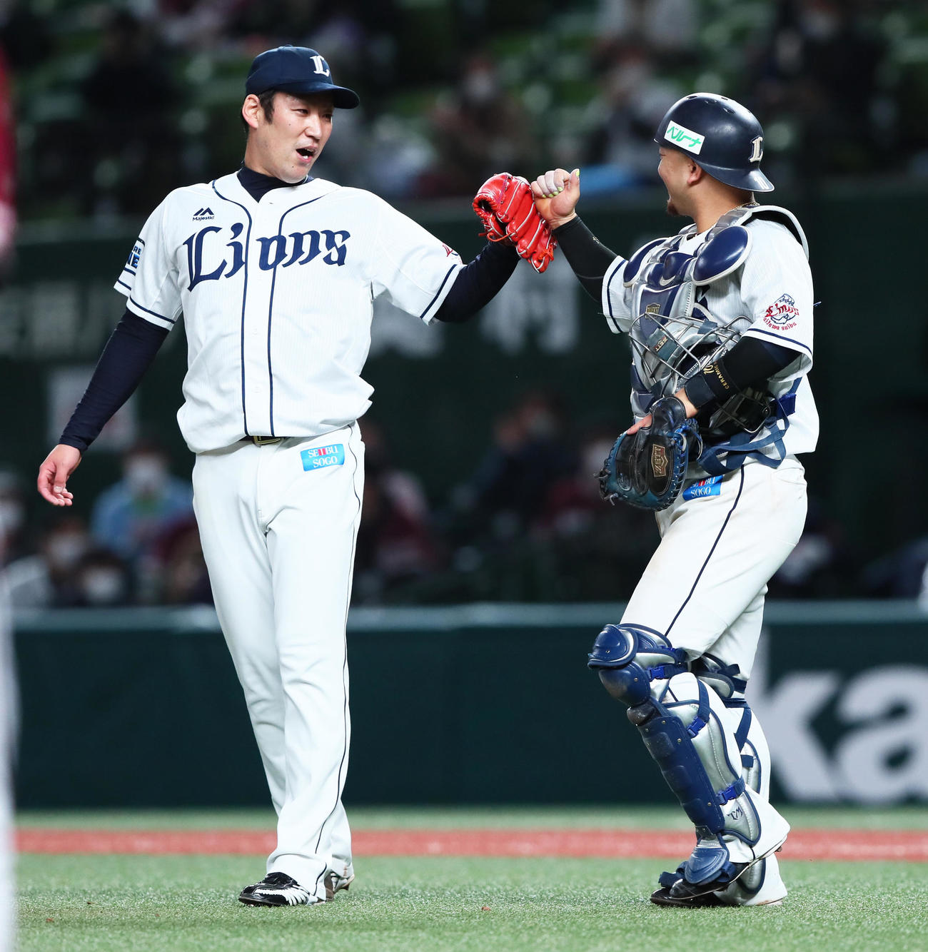 西武対楽天　勝利しタッチを交わす西武の増田（左）と森（撮影・足立雅史）