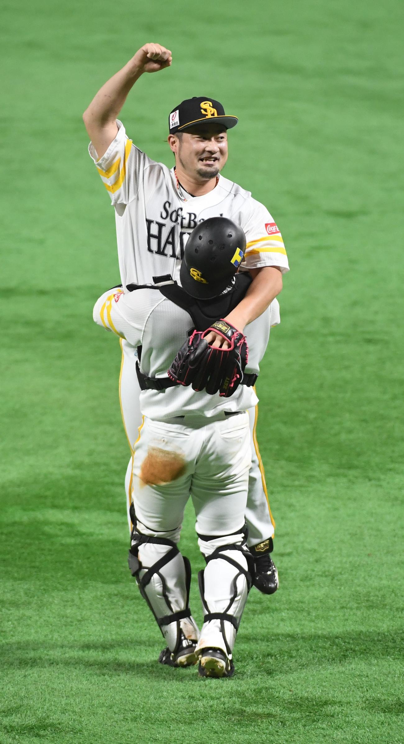 ソフトバンク対ロッテ　3年ぶりのリーグ優勝を決め捕手甲斐と抱き合う森（撮影・今浪浩三）