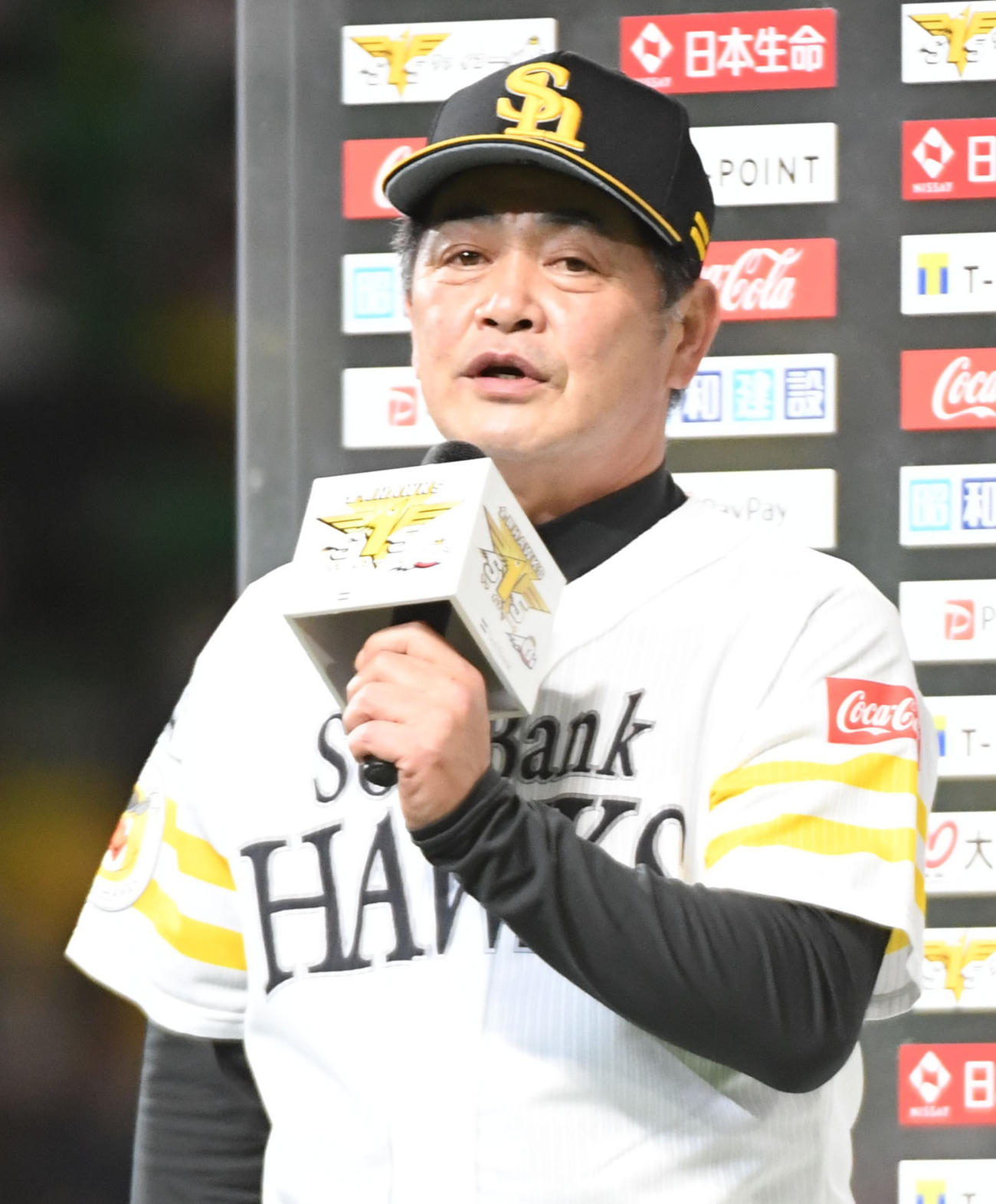 優勝インタビューを行う工藤監督（撮影・今浪浩三）