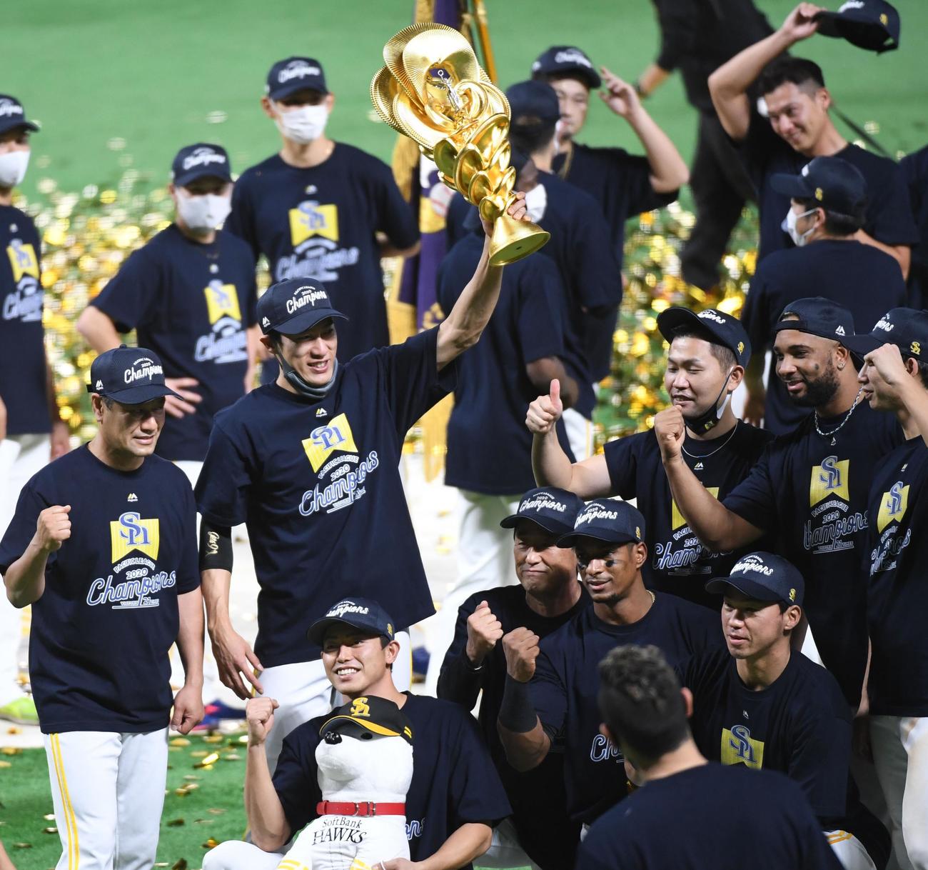 リーグ優勝のトロフィーを持ち挙げる柳田らナイン（撮影・今浪浩三）