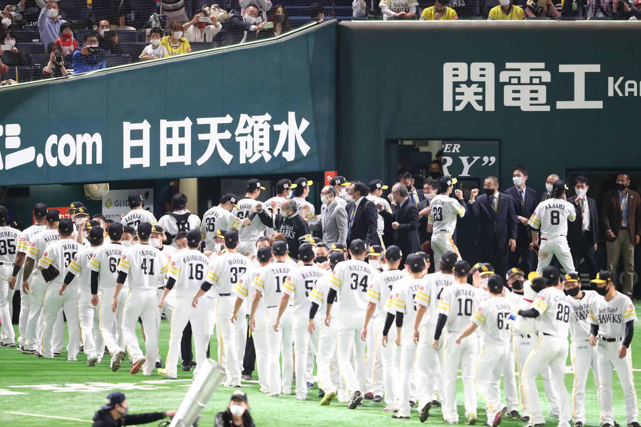 ソフトバンク対ロッテ　リーグ優勝を飾ったソフトバンクナインはベンチ前でハイタッチ（撮影・梅根麻紀）