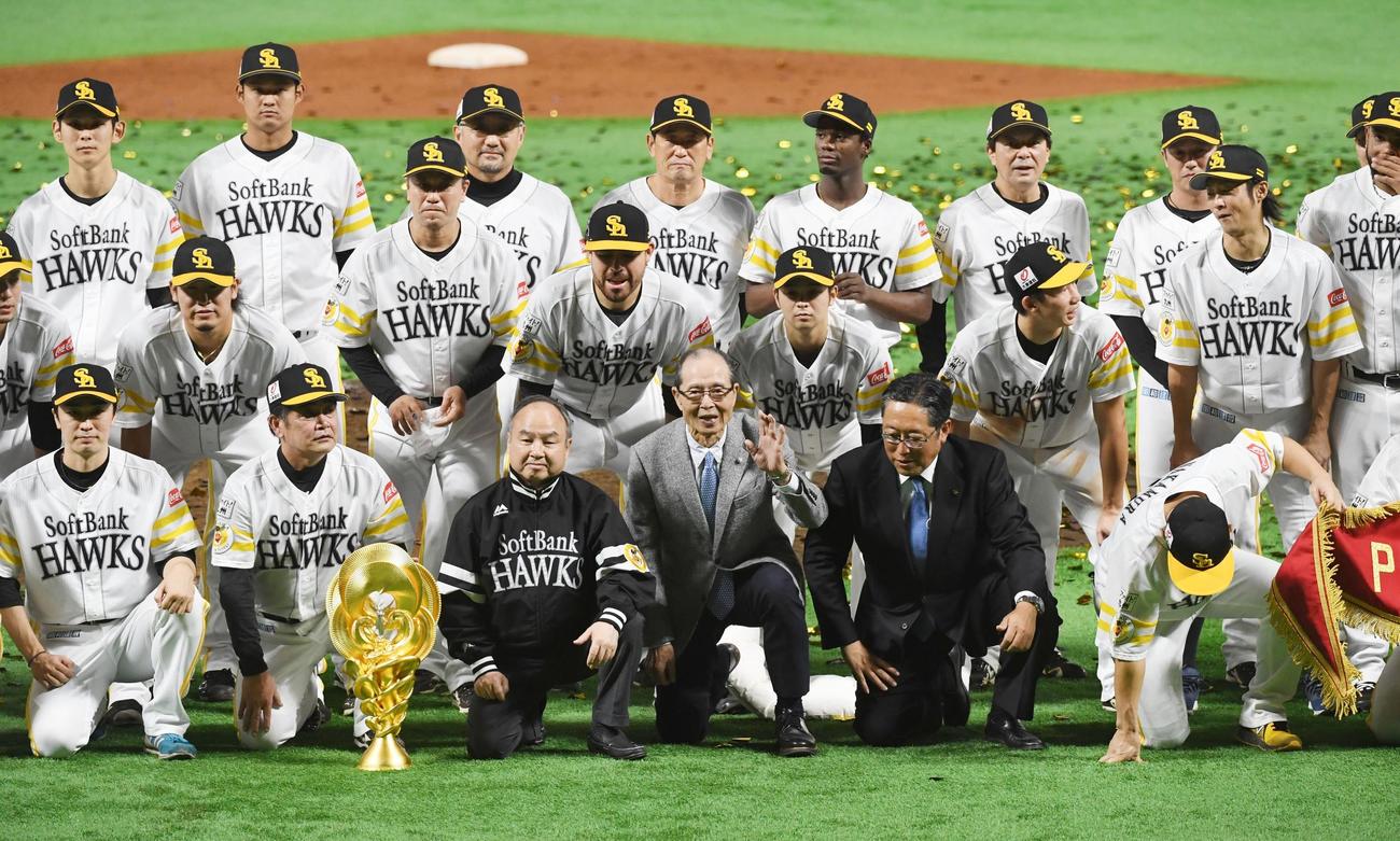 ソフトバンク対ロッテ　3年ぶりのリーグ優勝を飾り記念撮影するソフトバンク王球団会長ら（撮影・今浪浩三）