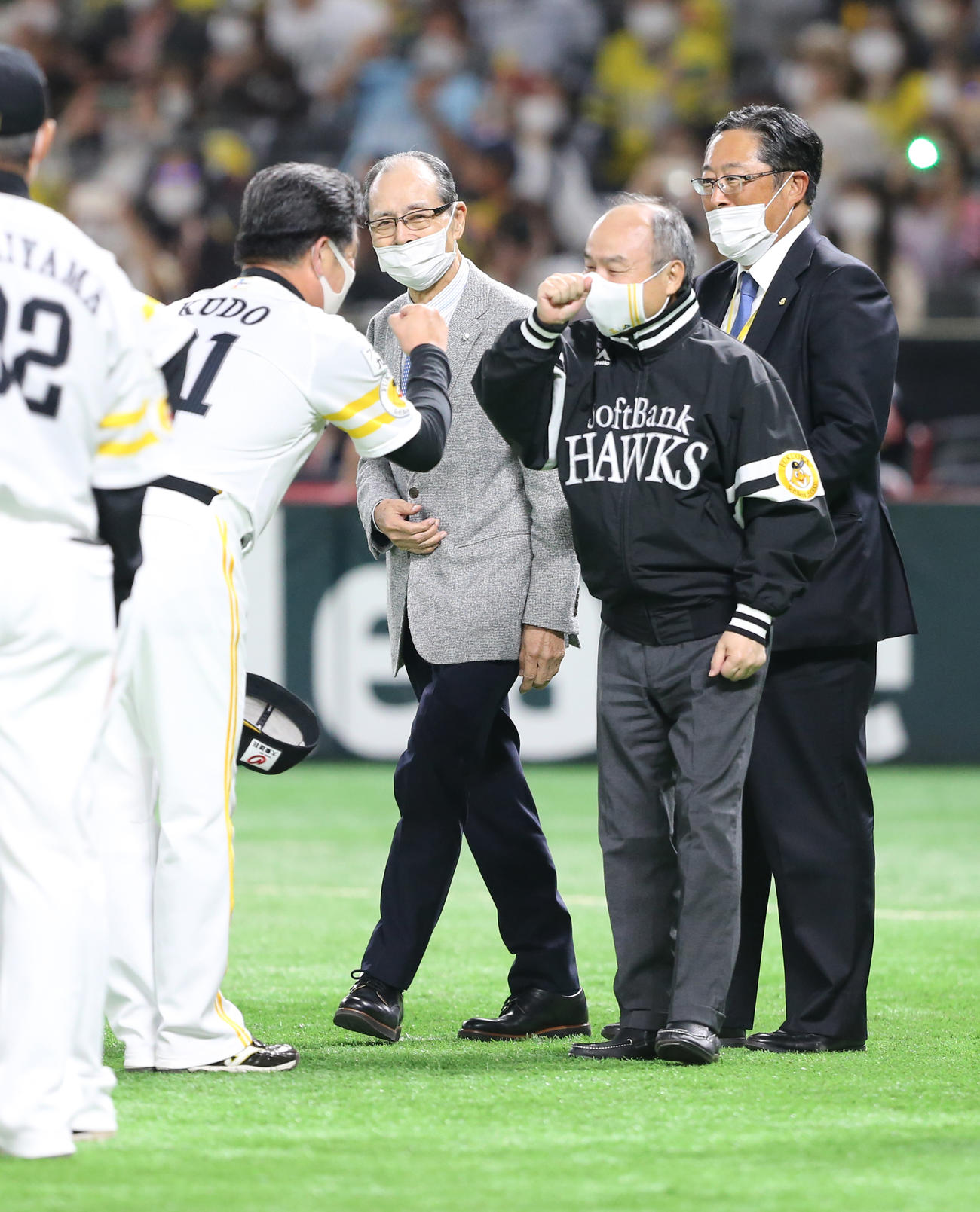 リーグ優勝し、孫オーナー（右から2人目）とタッチをかわす工藤監督。中央は王球団会長（撮影・菊川光一）