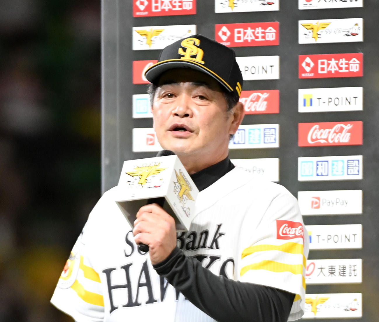 優勝インタビューを行う工藤監督（撮影・今浪浩三）