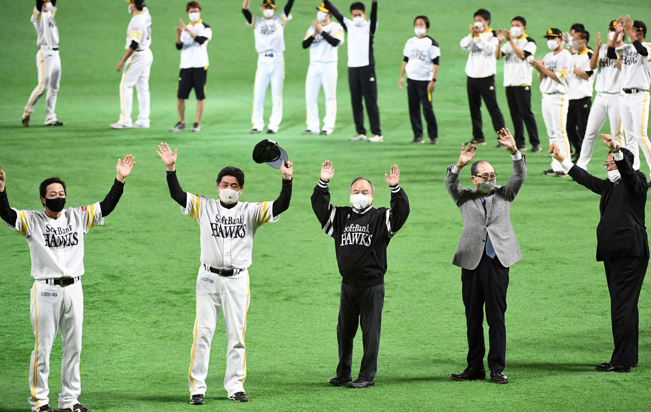3年ぶりのリーグ優勝を決め、円になって万歳する工藤監督、孫正義オーナー、王球団会長（撮影・今浪浩三）