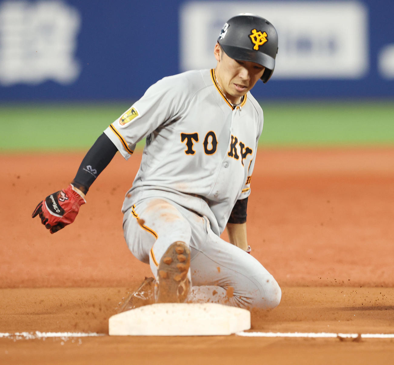 DeNA対巨人　1回表巨人1死二塁、三盗を決める増田大（撮影・垰建太）